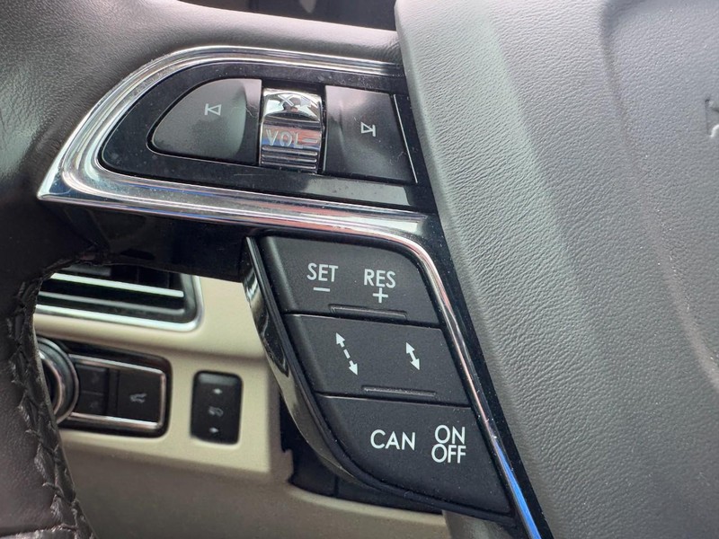 Lincoln Navigator L Vehicle Full-screen Gallery Image 17