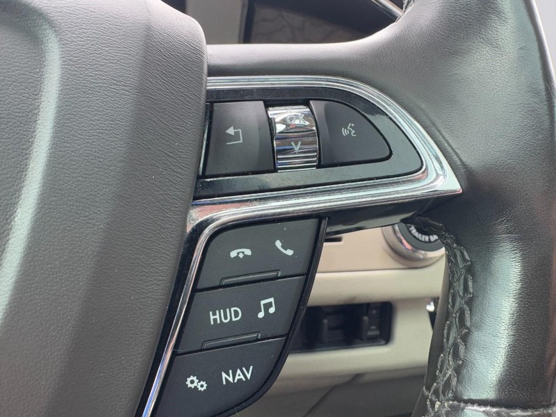 Lincoln Navigator L Vehicle Full-screen Gallery Image 18