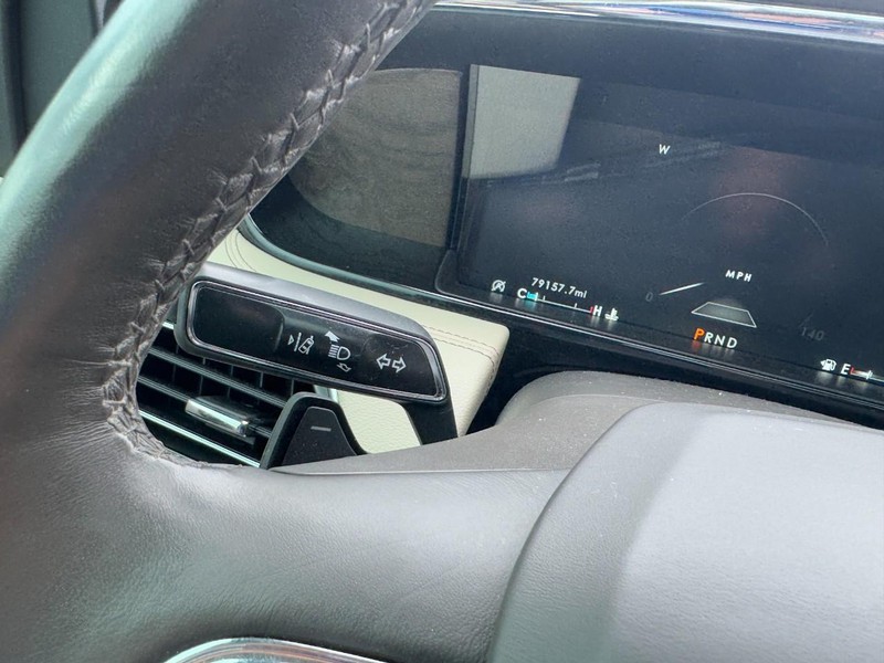 Lincoln Navigator L Vehicle Full-screen Gallery Image 19