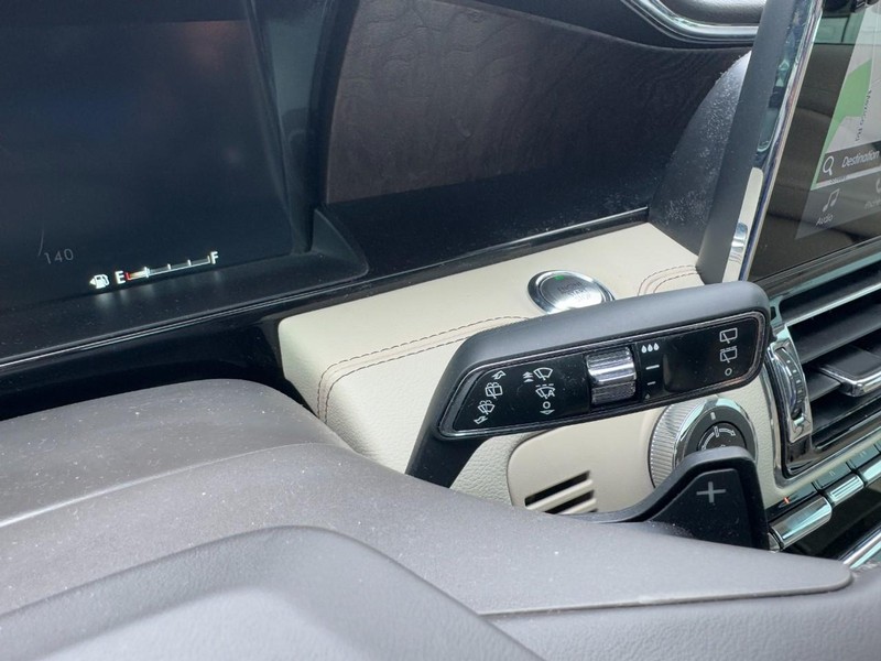 Lincoln Navigator L Vehicle Full-screen Gallery Image 20