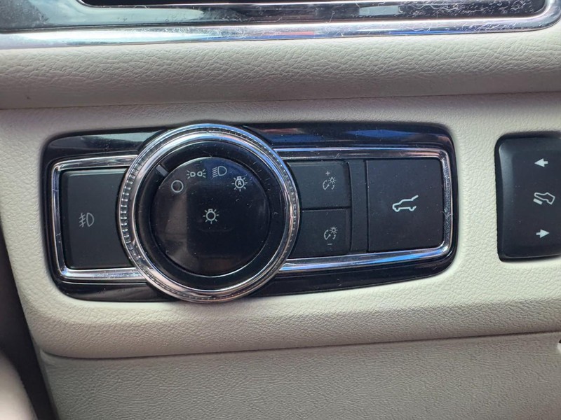 Lincoln Navigator L Vehicle Full-screen Gallery Image 21