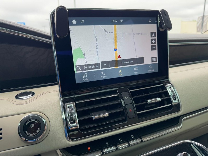 Lincoln Navigator L Vehicle Full-screen Gallery Image 22