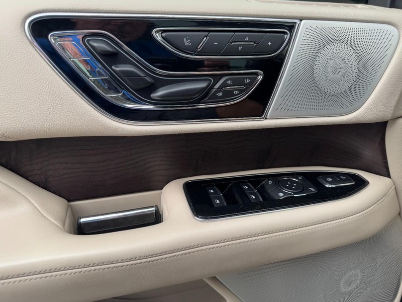 Lincoln Navigator L Vehicle Full-screen Gallery Image 24