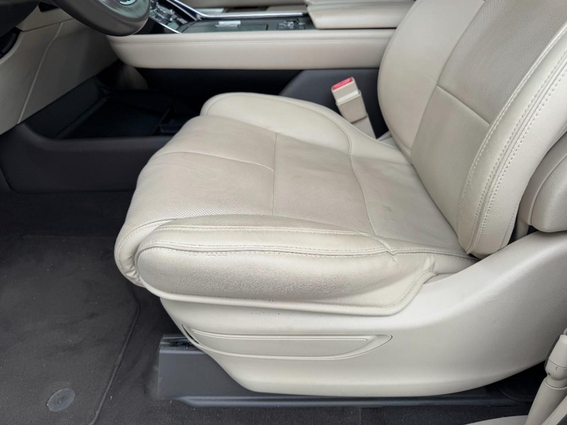 Lincoln Navigator L Vehicle Full-screen Gallery Image 25