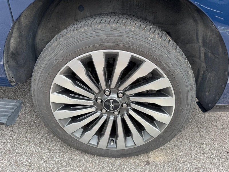 Lincoln Navigator L Vehicle Full-screen Gallery Image 26