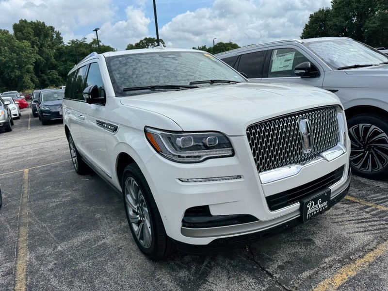 Lincoln Navigator Vehicle Full-screen Gallery Image 03