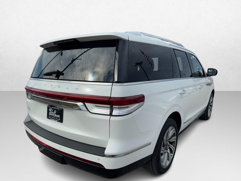Lincoln Navigator Vehicle Full-screen Gallery Image 05