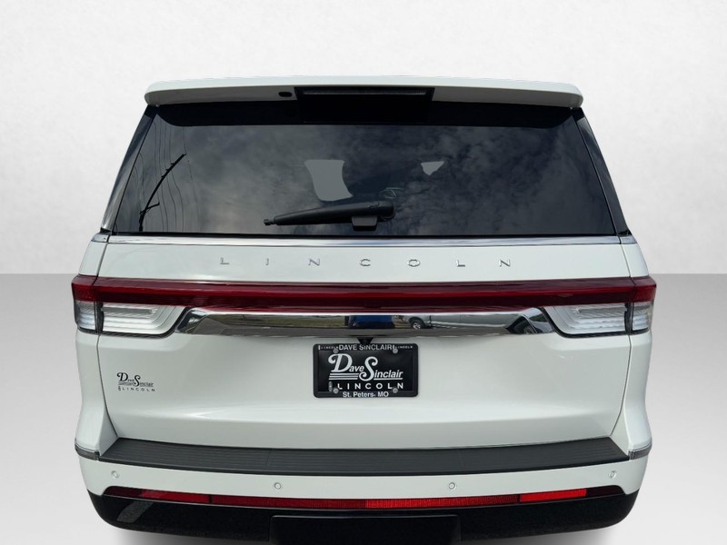 Lincoln Navigator Vehicle Full-screen Gallery Image 06