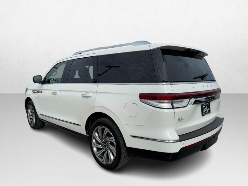 Lincoln Navigator Vehicle Full-screen Gallery Image 07