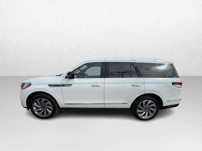 Lincoln Navigator Vehicle Full-screen Gallery Image 08