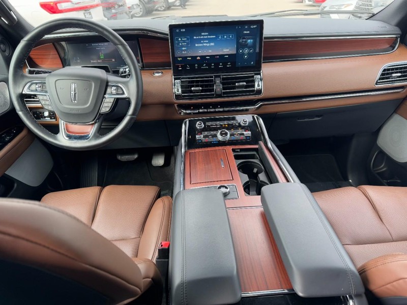 Lincoln Navigator Vehicle Full-screen Gallery Image 09