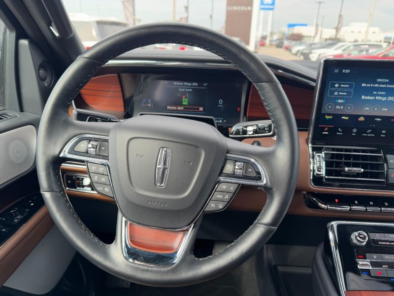 Lincoln Navigator Vehicle Full-screen Gallery Image 10