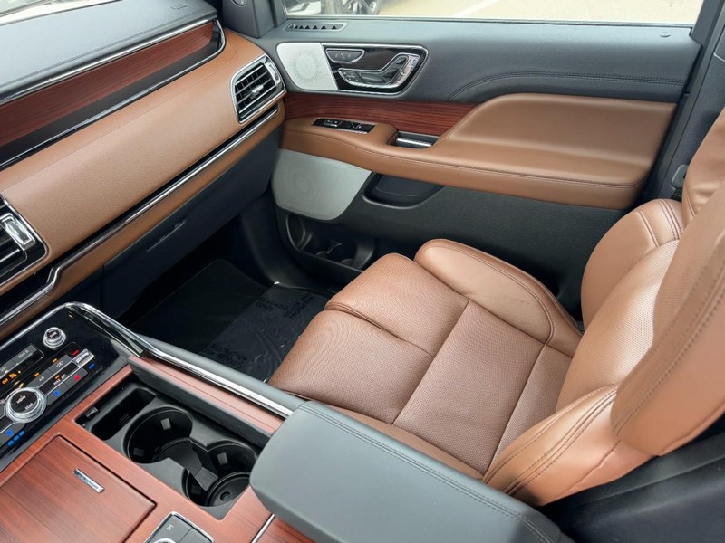 Lincoln Navigator Vehicle Full-screen Gallery Image 11