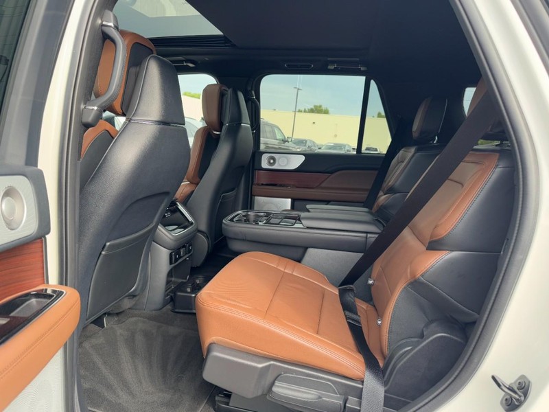 Lincoln Navigator Vehicle Full-screen Gallery Image 12