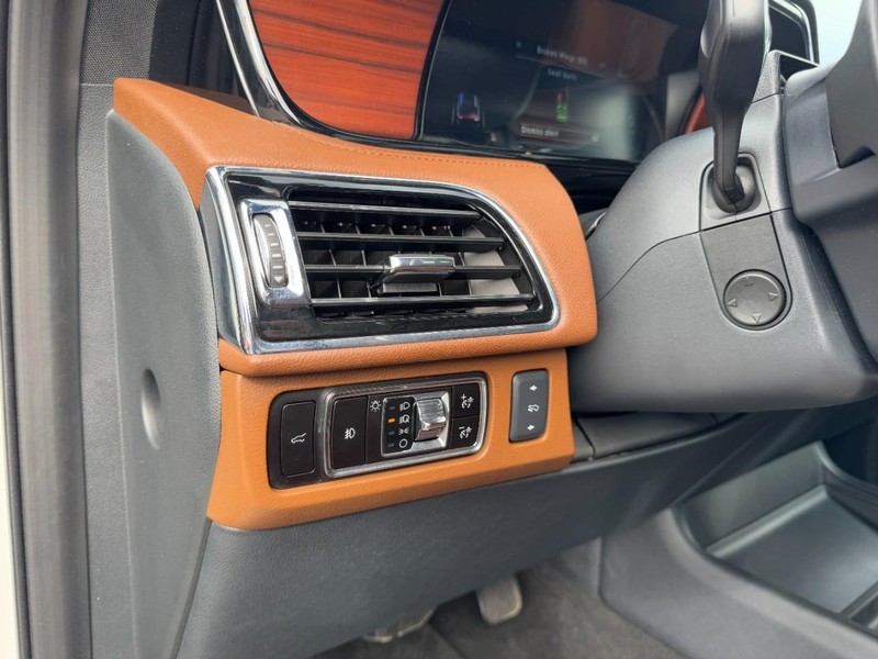 Lincoln Navigator Vehicle Full-screen Gallery Image 14