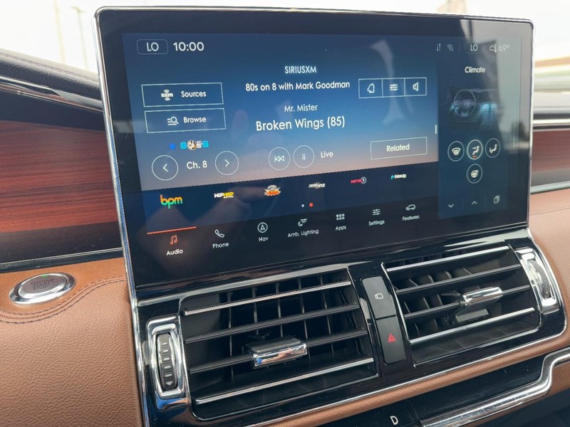 Lincoln Navigator Vehicle Full-screen Gallery Image 16