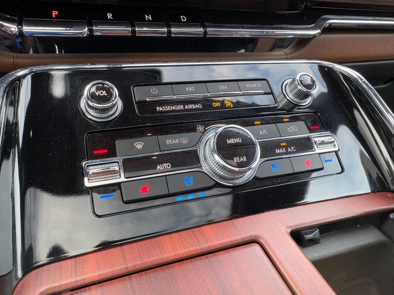 Lincoln Navigator Vehicle Full-screen Gallery Image 17