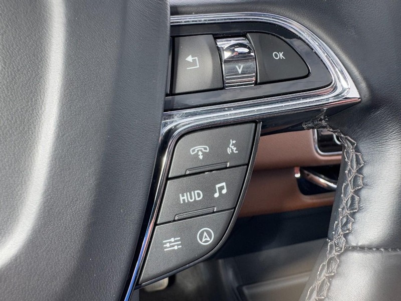 Lincoln Navigator Vehicle Full-screen Gallery Image 19