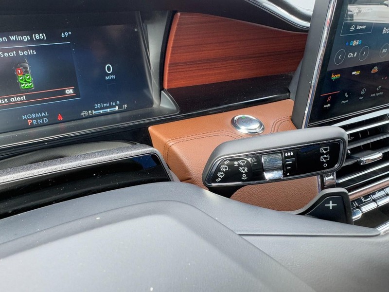 Lincoln Navigator Vehicle Full-screen Gallery Image 21