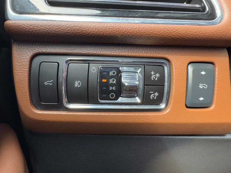 Lincoln Navigator Vehicle Full-screen Gallery Image 22