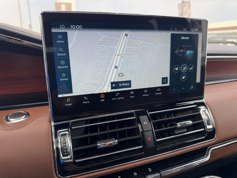 Lincoln Navigator Vehicle Full-screen Gallery Image 23