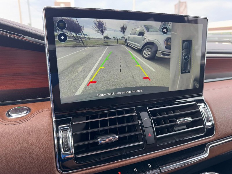 Lincoln Navigator Vehicle Full-screen Gallery Image 24