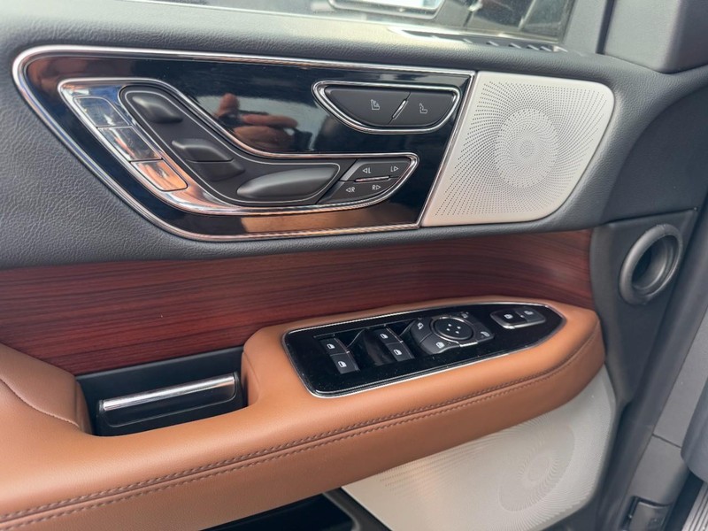 Lincoln Navigator Vehicle Full-screen Gallery Image 25