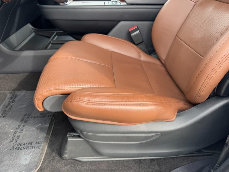 Lincoln Navigator Vehicle Full-screen Gallery Image 26