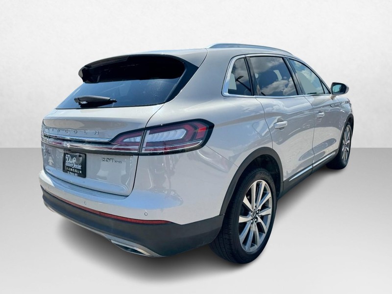 Lincoln Nautilus Vehicle Full-screen Gallery Image 05