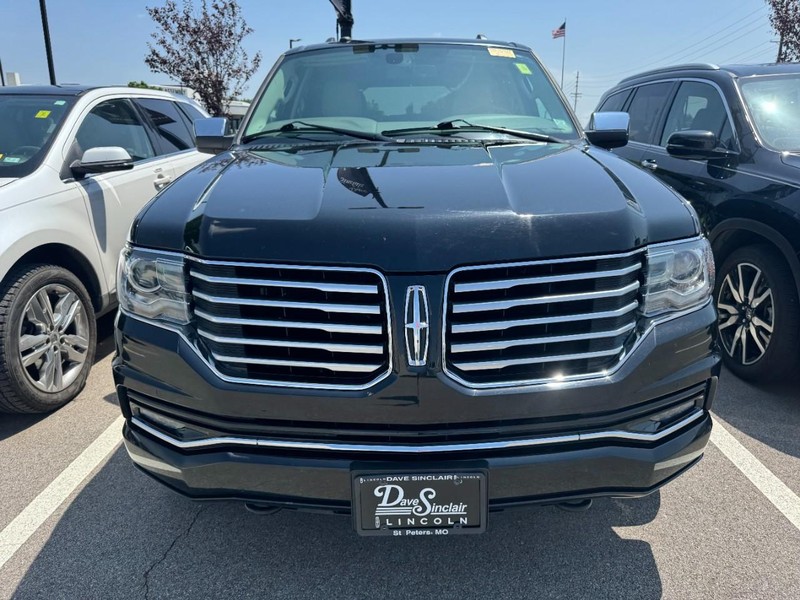 Lincoln Navigator Vehicle Full-screen Gallery Image 02