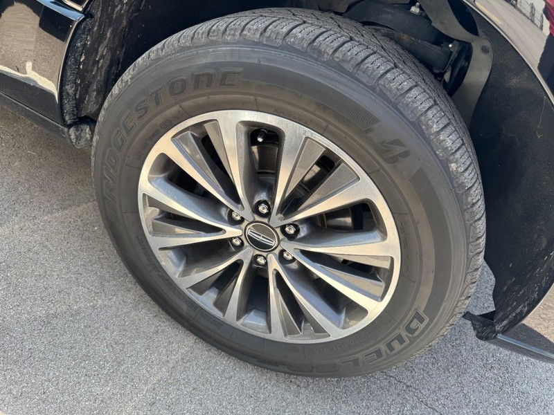 Lincoln Navigator Vehicle Full-screen Gallery Image 04