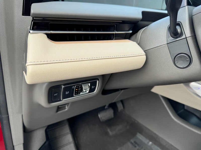 Lincoln Nautilus Vehicle Full-screen Gallery Image 14