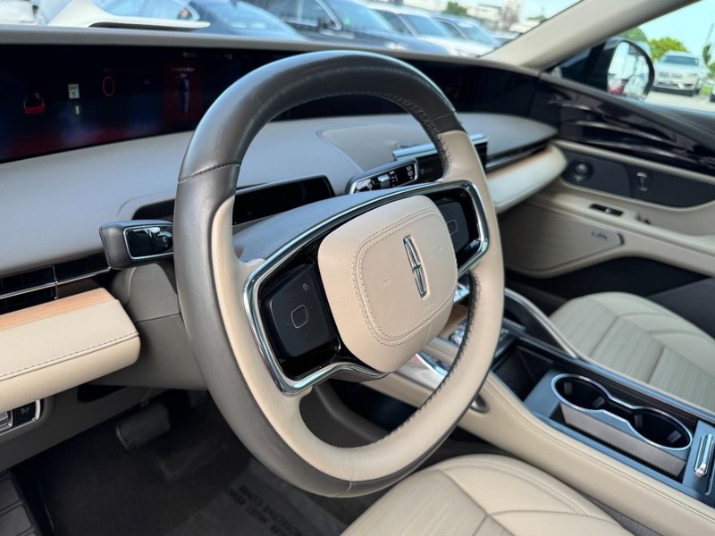 Lincoln Nautilus Vehicle Full-screen Gallery Image 15