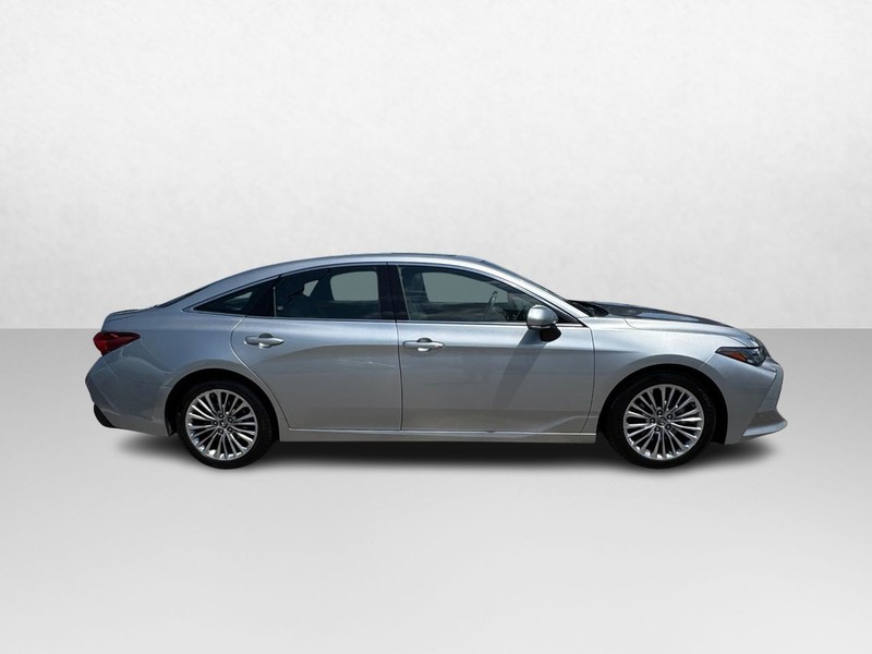 Toyota Avalon Vehicle Full-screen Gallery Image 04