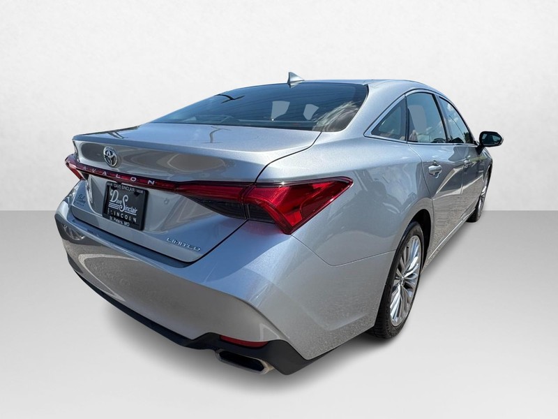 Toyota Avalon Vehicle Full-screen Gallery Image 05