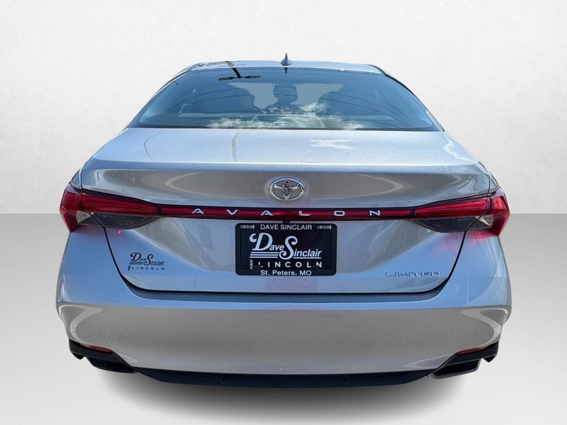 Toyota Avalon Vehicle Full-screen Gallery Image 06