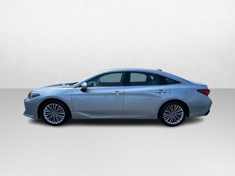 Toyota Avalon Vehicle Full-screen Gallery Image 08