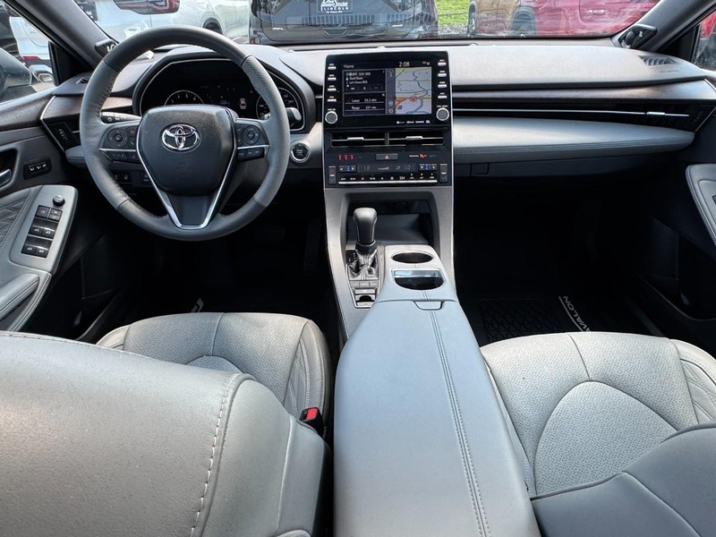 Toyota Avalon Vehicle Full-screen Gallery Image 09