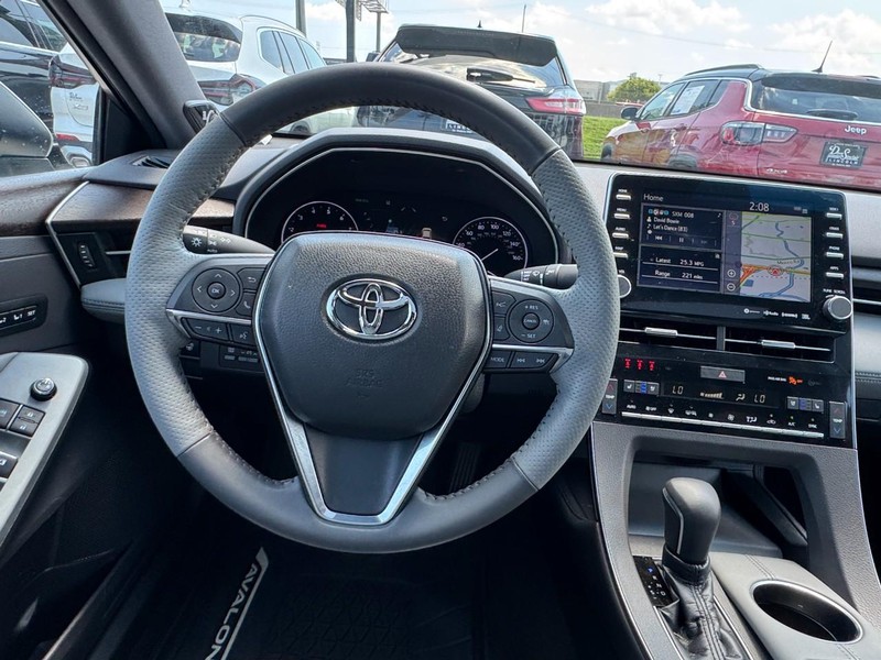 Toyota Avalon Vehicle Full-screen Gallery Image 10