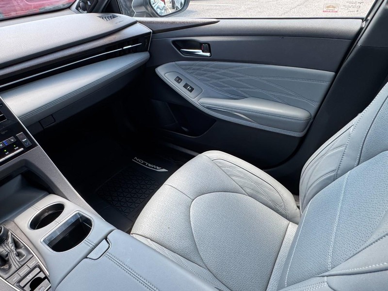 Toyota Avalon Vehicle Full-screen Gallery Image 11