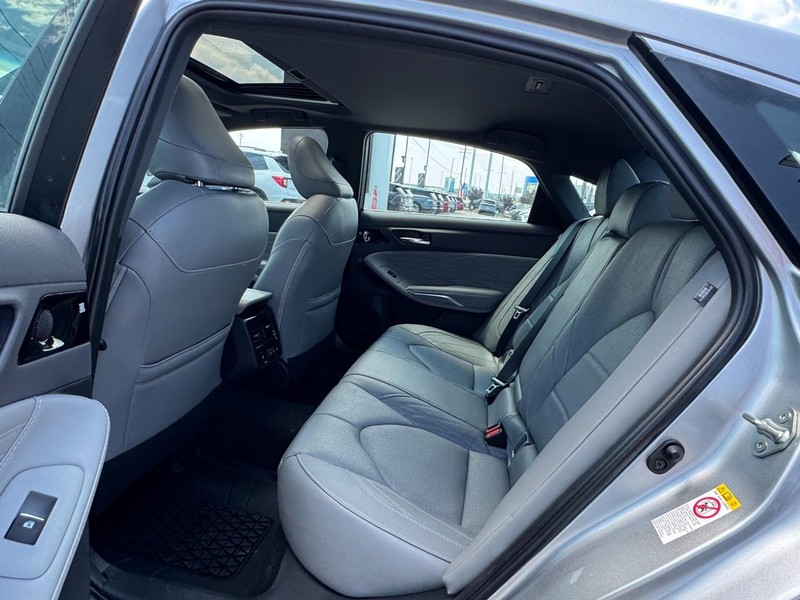 Toyota Avalon Vehicle Full-screen Gallery Image 12