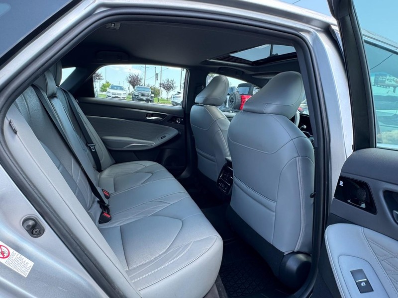 Toyota Avalon Vehicle Full-screen Gallery Image 13