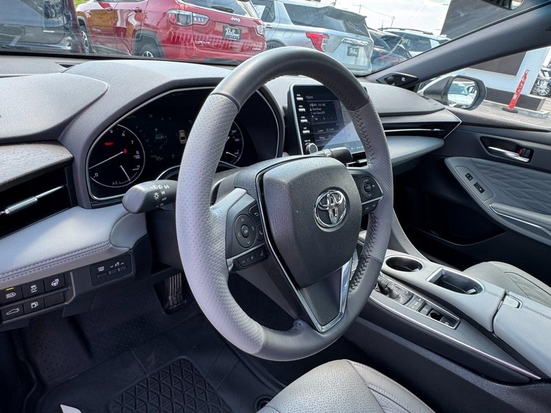Toyota Avalon Vehicle Full-screen Gallery Image 15