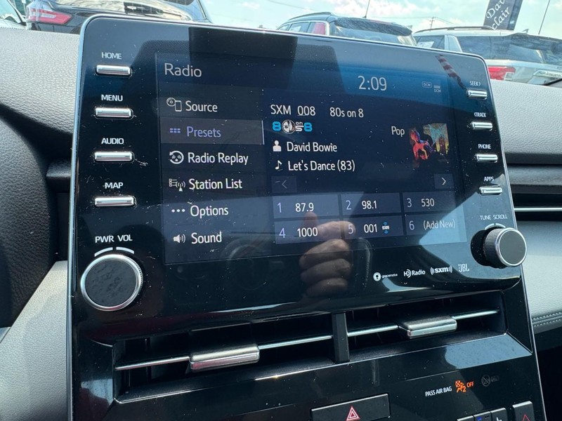 Toyota Avalon Vehicle Full-screen Gallery Image 16