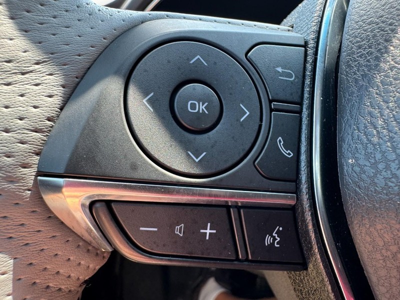 Toyota Avalon Vehicle Full-screen Gallery Image 18