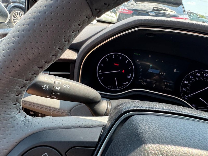 Toyota Avalon Vehicle Full-screen Gallery Image 20