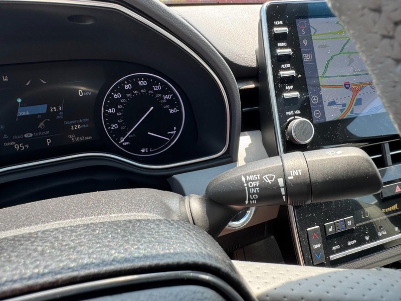 Toyota Avalon Vehicle Full-screen Gallery Image 21