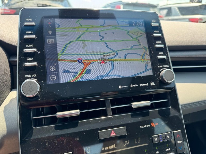 Toyota Avalon Vehicle Full-screen Gallery Image 23