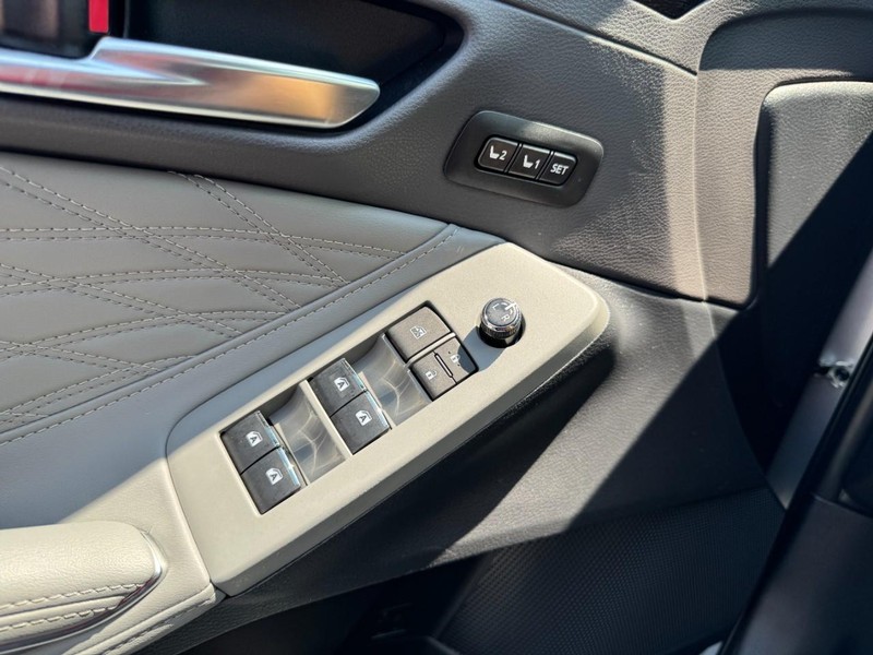 Toyota Avalon Vehicle Full-screen Gallery Image 25