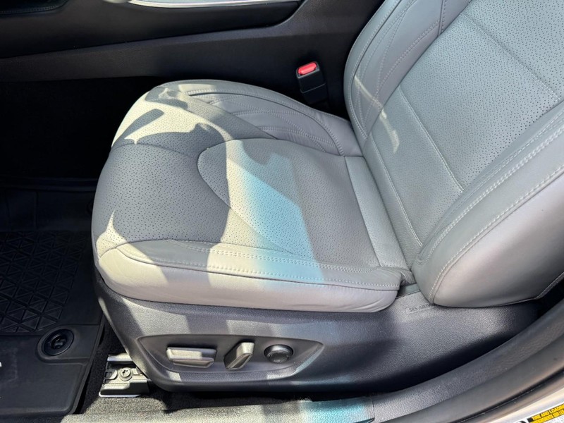 Toyota Avalon Vehicle Full-screen Gallery Image 26
